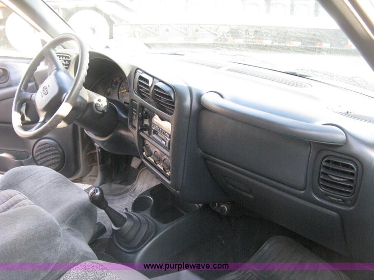 image for item E3473 1999 Chevrolet S10 Extended Cab pickup truck