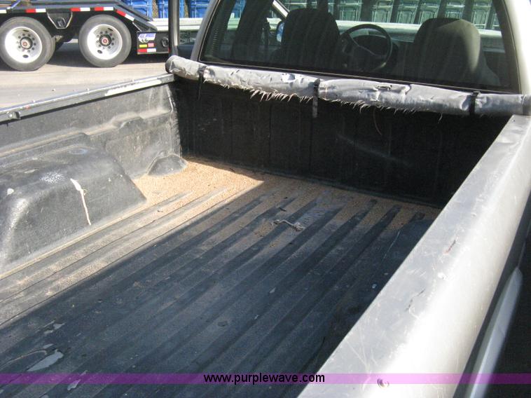 image for item E3473 1999 Chevrolet S10 Extended Cab pickup truck