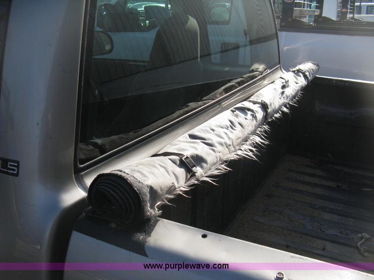 image for item E3473 1999 Chevrolet S10 Extended Cab pickup truck