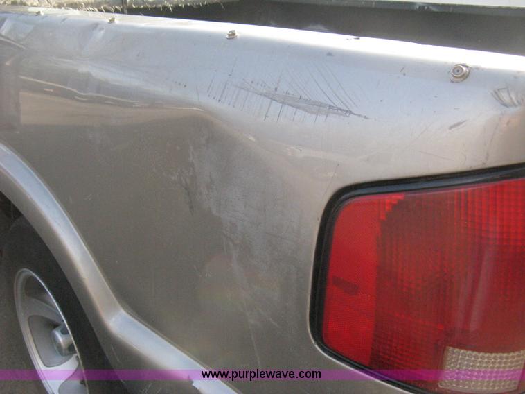 image for item E3473 1999 Chevrolet S10 Extended Cab pickup truck