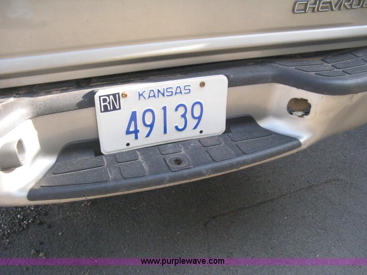 image for item E3473 1999 Chevrolet S10 Extended Cab pickup truck