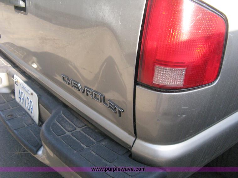 image for item E3473 1999 Chevrolet S10 Extended Cab pickup truck