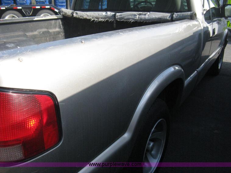 image for item E3473 1999 Chevrolet S10 Extended Cab pickup truck