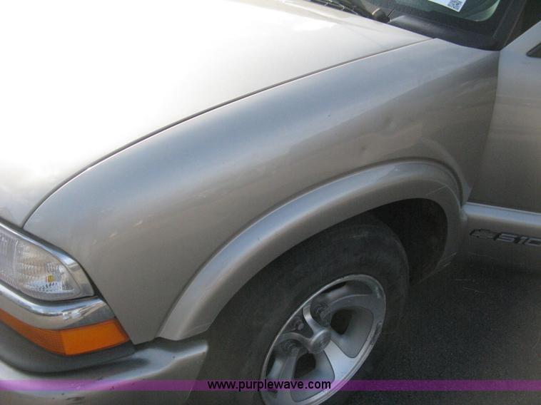 image for item E3473 1999 Chevrolet S10 Extended Cab pickup truck