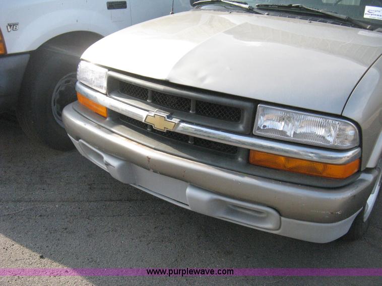 image for item E3473 1999 Chevrolet S10 Extended Cab pickup truck