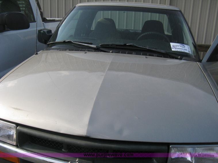 image for item E3473 1999 Chevrolet S10 Extended Cab pickup truck