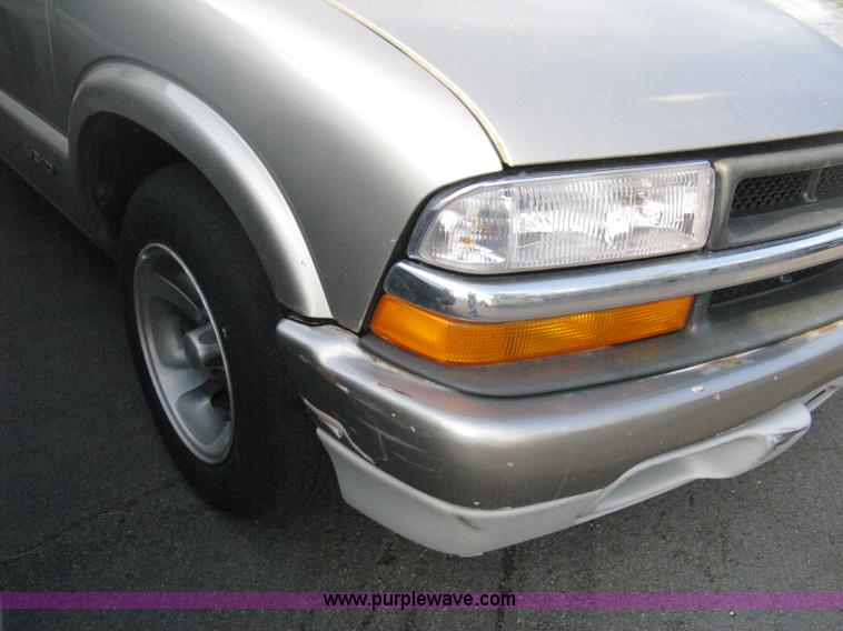 image for item E3473 1999 Chevrolet S10 Extended Cab pickup truck