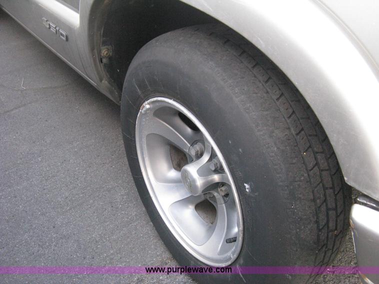 image for item E3473 1999 Chevrolet S10 Extended Cab pickup truck
