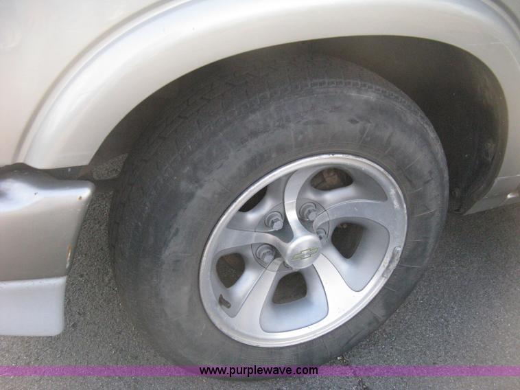 image for item E3473 1999 Chevrolet S10 Extended Cab pickup truck