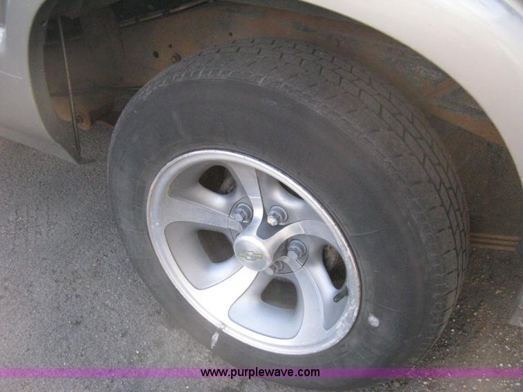 image for item E3473 1999 Chevrolet S10 Extended Cab pickup truck