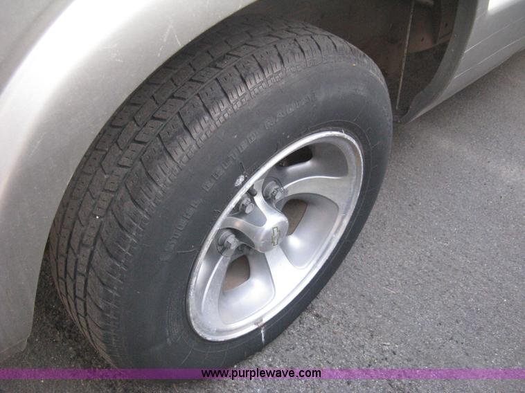 image for item E3473 1999 Chevrolet S10 Extended Cab pickup truck