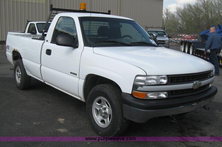 image for item E3475 2000 Chevrolet Silverado 1500 pickup truck
