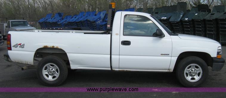 image for item E3475 2000 Chevrolet Silverado 1500 pickup truck