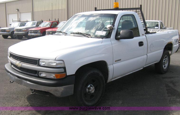 image for item E3475 2000 Chevrolet Silverado 1500 pickup truck