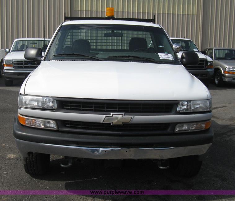 image for item E3475 2000 Chevrolet Silverado 1500 pickup truck