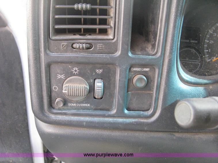 image for item E3475 2000 Chevrolet Silverado 1500 pickup truck