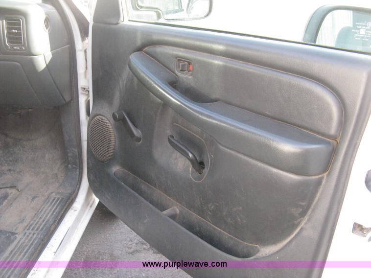 image for item E3475 2000 Chevrolet Silverado 1500 pickup truck