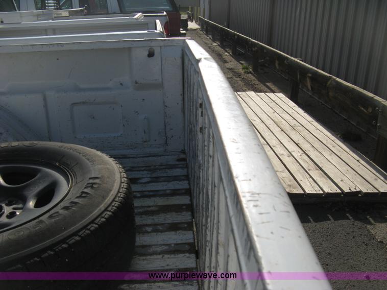 image for item E3475 2000 Chevrolet Silverado 1500 pickup truck