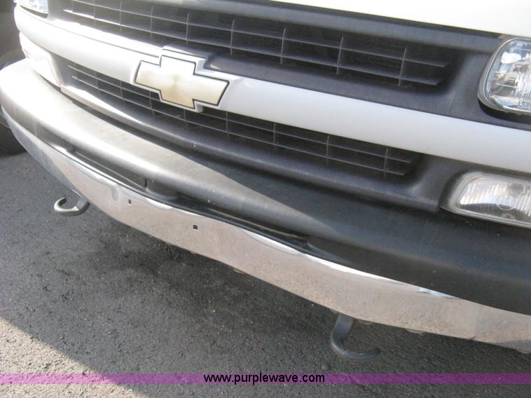 image for item E3475 2000 Chevrolet Silverado 1500 pickup truck