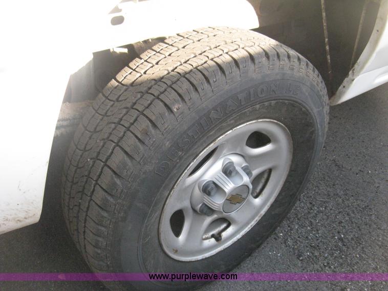 image for item E3475 2000 Chevrolet Silverado 1500 pickup truck