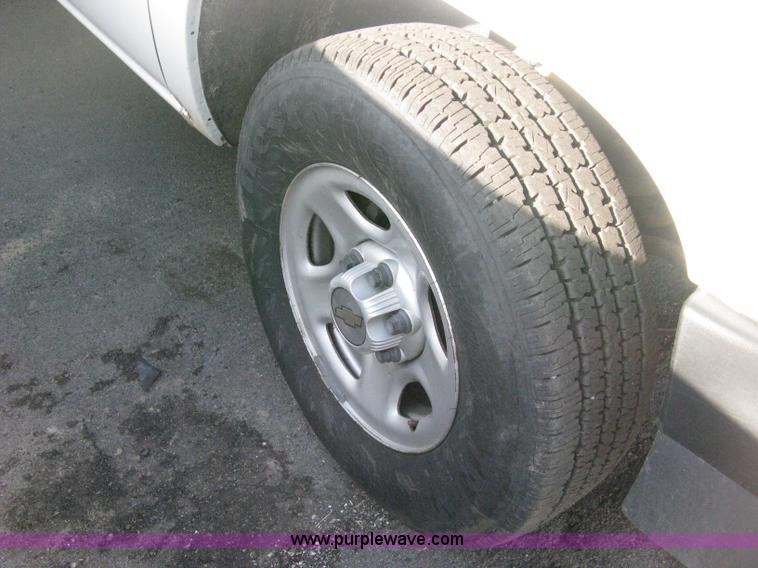 image for item E3475 2000 Chevrolet Silverado 1500 pickup truck