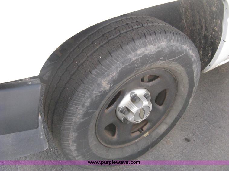 image for item E3475 2000 Chevrolet Silverado 1500 pickup truck