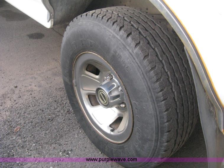 image for item E3476 1996 Ford F150 XLT pickup truck