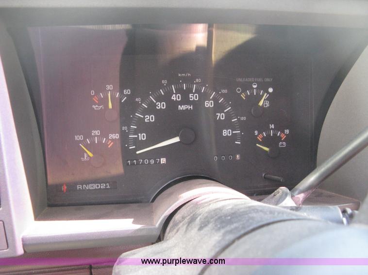 image for item E3479 1992 Chevrolet Suburban 1500 SUV