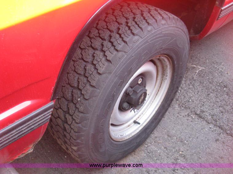 image for item E3479 1992 Chevrolet Suburban 1500 SUV