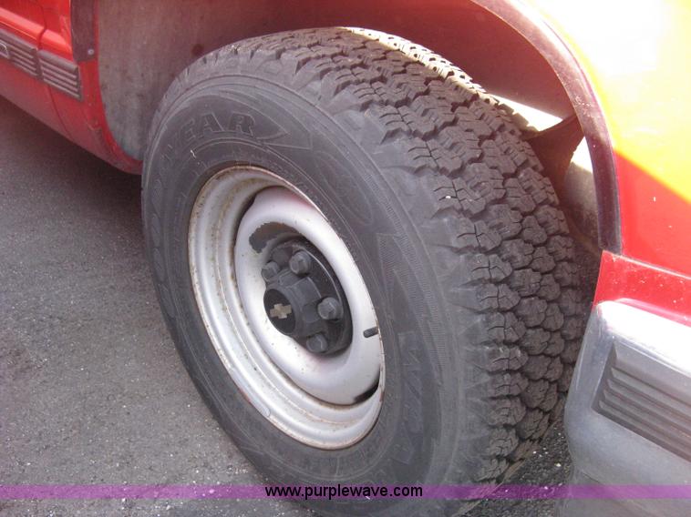 image for item E3479 1992 Chevrolet Suburban 1500 SUV