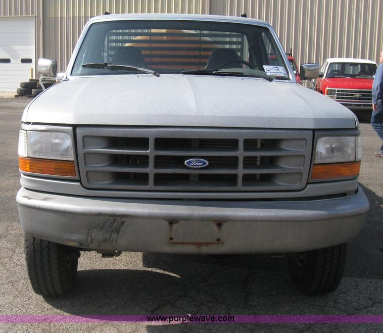 image for item E3481 1993 Ford F250 XL flatbed truck