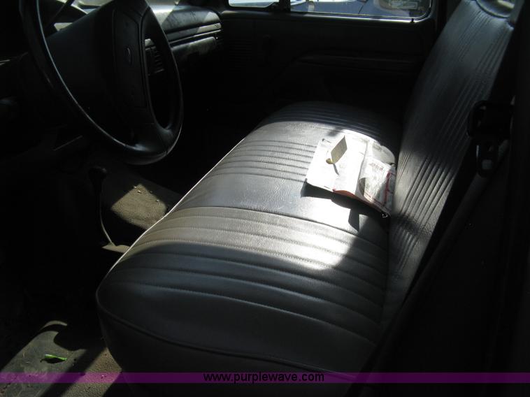 image for item E3481 1993 Ford F250 XL flatbed truck