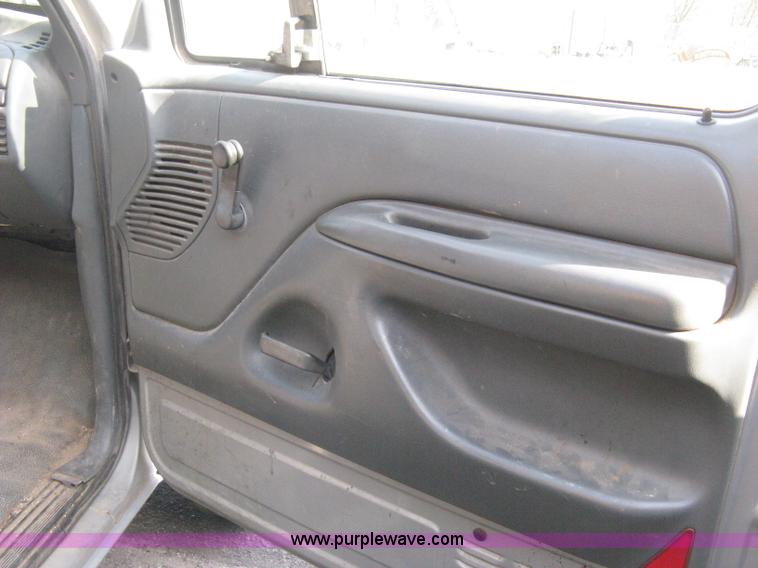 image for item E3481 1993 Ford F250 XL flatbed truck