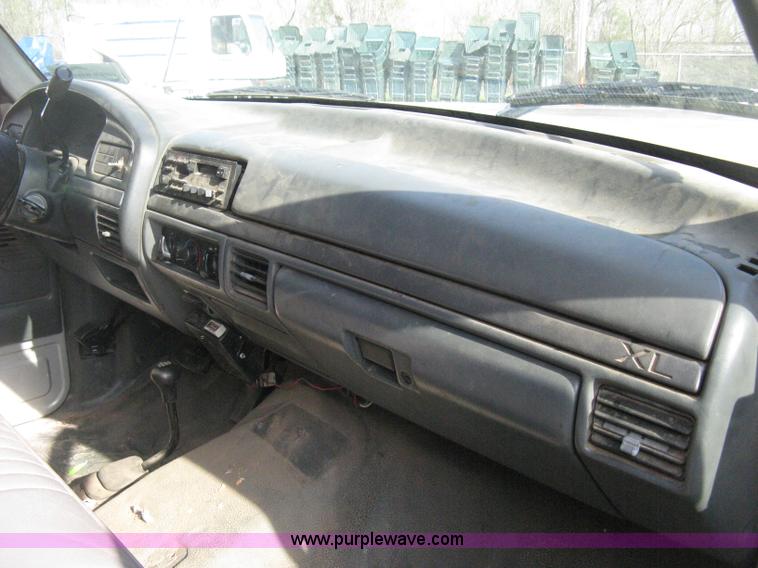 image for item E3481 1993 Ford F250 XL flatbed truck