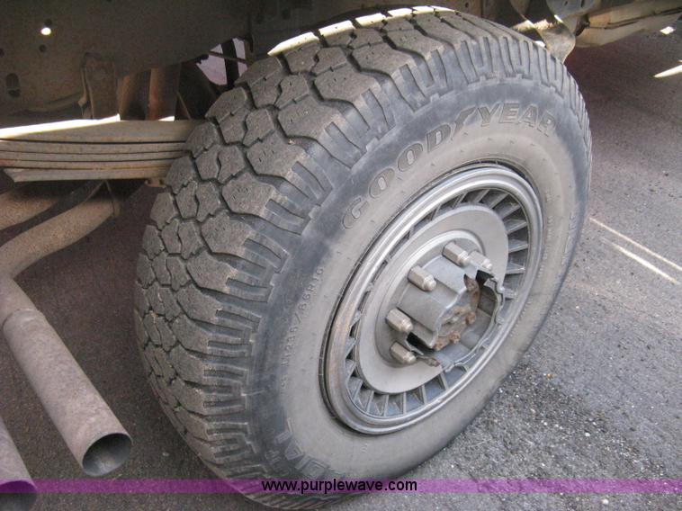 image for item E3481 1993 Ford F250 XL flatbed truck