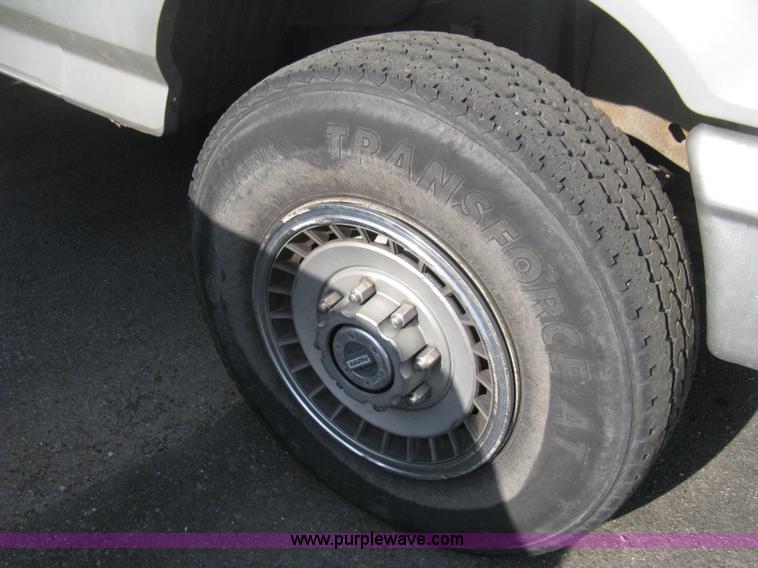 image for item E3481 1993 Ford F250 XL flatbed truck