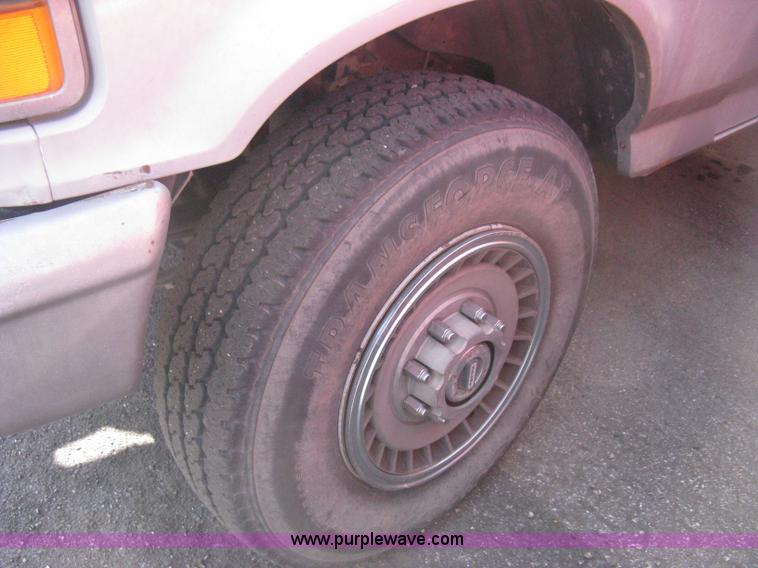 image for item E3481 1993 Ford F250 XL flatbed truck