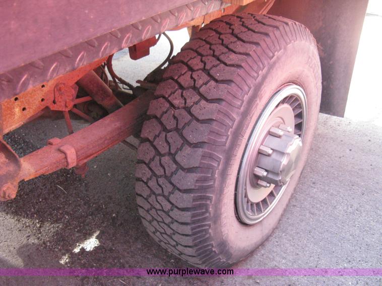 image for item E3481 1993 Ford F250 XL flatbed truck