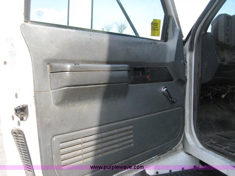 image for item E3488 2000 Chevrolet C8500 refuse truck