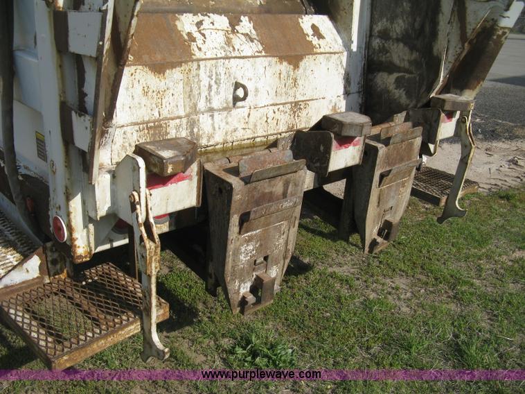 image for item E3488 2000 Chevrolet C8500 refuse truck