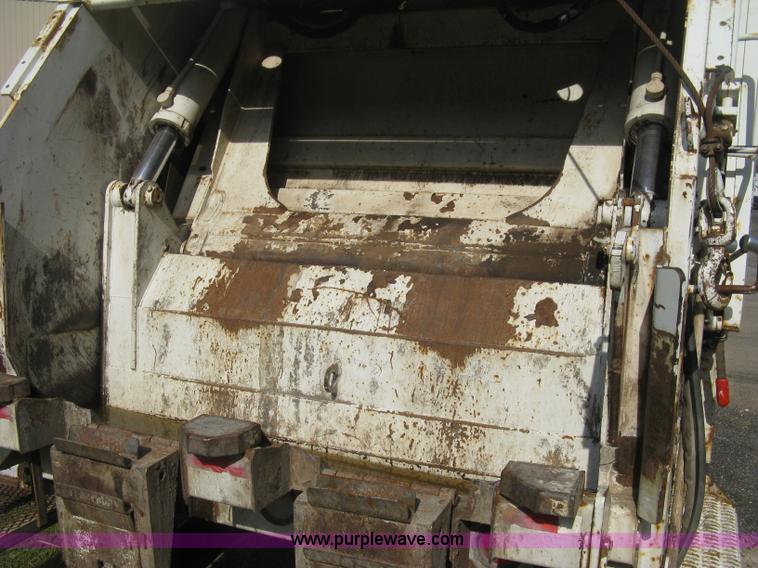 image for item E3488 2000 Chevrolet C8500 refuse truck