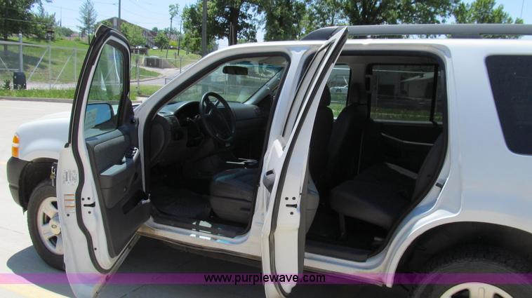 image for item E3945 2005 Ford Explorer SUV