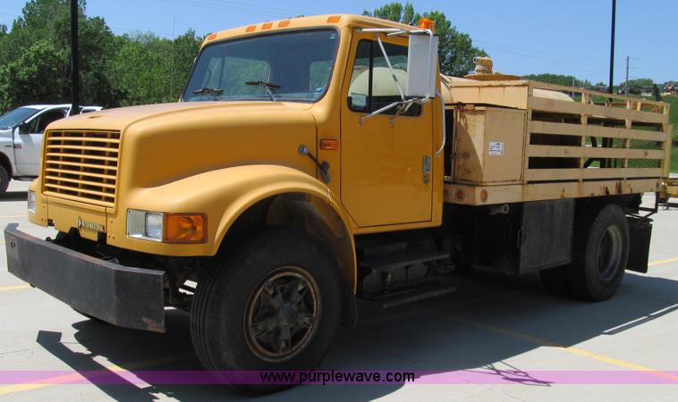 image for item E3946 1993 International 4900 flatbed truck water truck