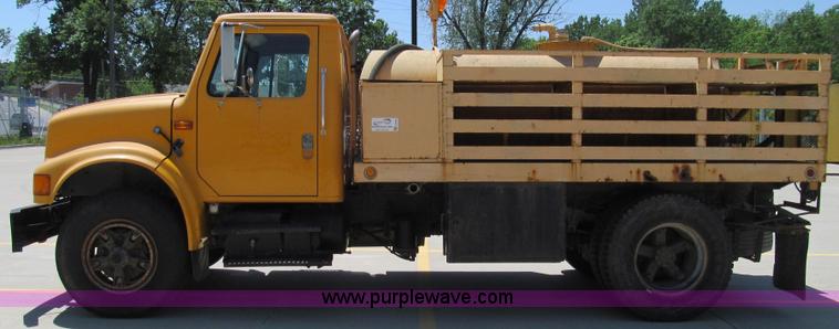 image for item E3946 1993 International 4900 flatbed truck water truck