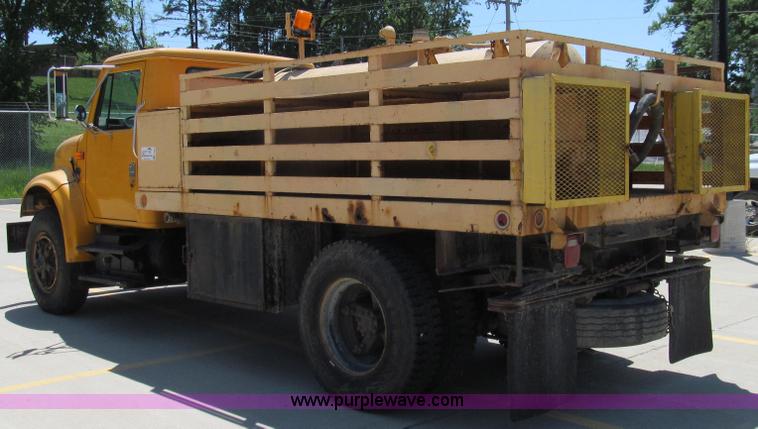 image for item E3946 1993 International 4900 flatbed truck water truck