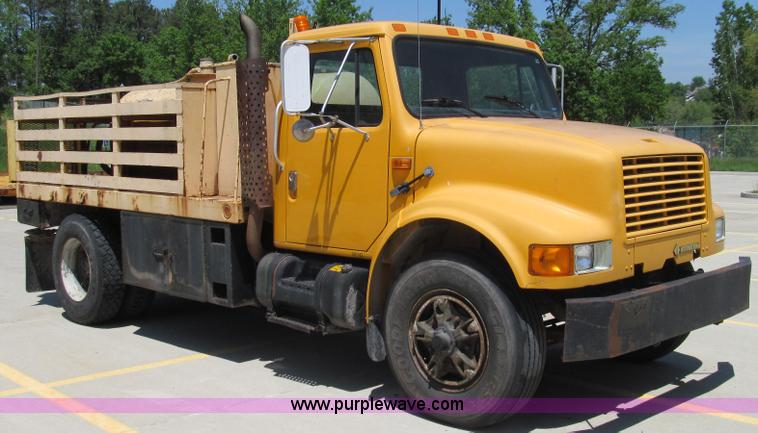 image for item E3946 1993 International 4900 flatbed truck water truck