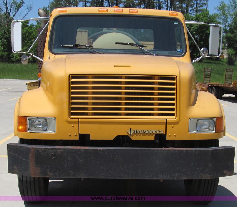 image for item E3946 1993 International 4900 flatbed truck water truck