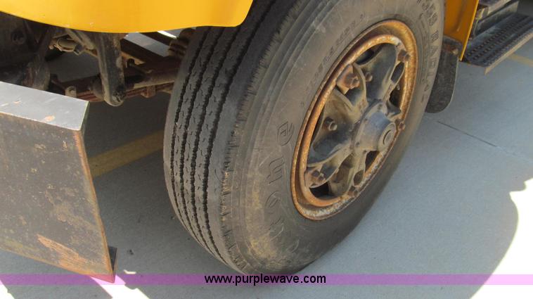 image for item E3946 1993 International 4900 flatbed truck water truck