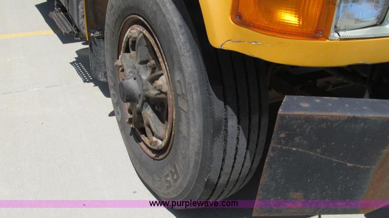 image for item E3946 1993 International 4900 flatbed truck water truck