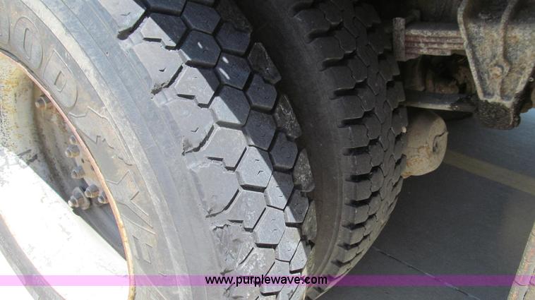 image for item E3946 1993 International 4900 flatbed truck water truck